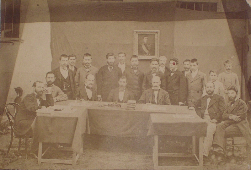 Окръжният съд, част от почетните му членове и мировите съдии. Плевен, 8 октомври 1880 г. /из фонда на РИМ – Плевен/